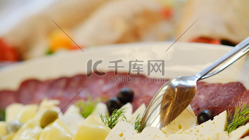 在调味品行业，国标与企标的具体要求如下：