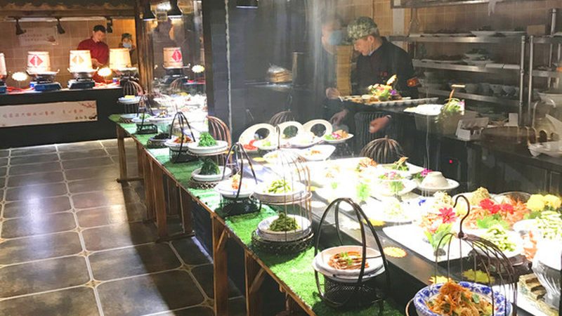 在挑选年货礼盒中的饼干时，首先要关注的是其品质。品质可以从以下几个方面进行判断：